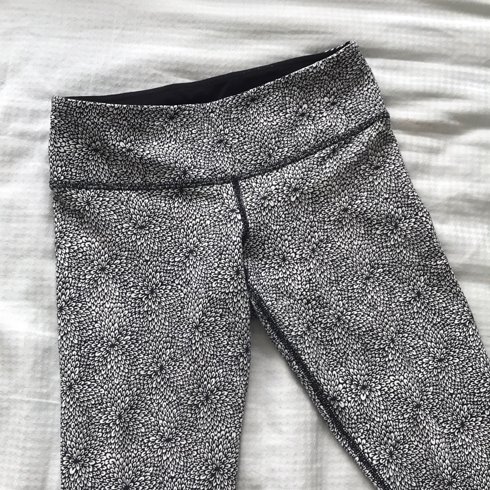 EUC lululemon wunder under floral legging
